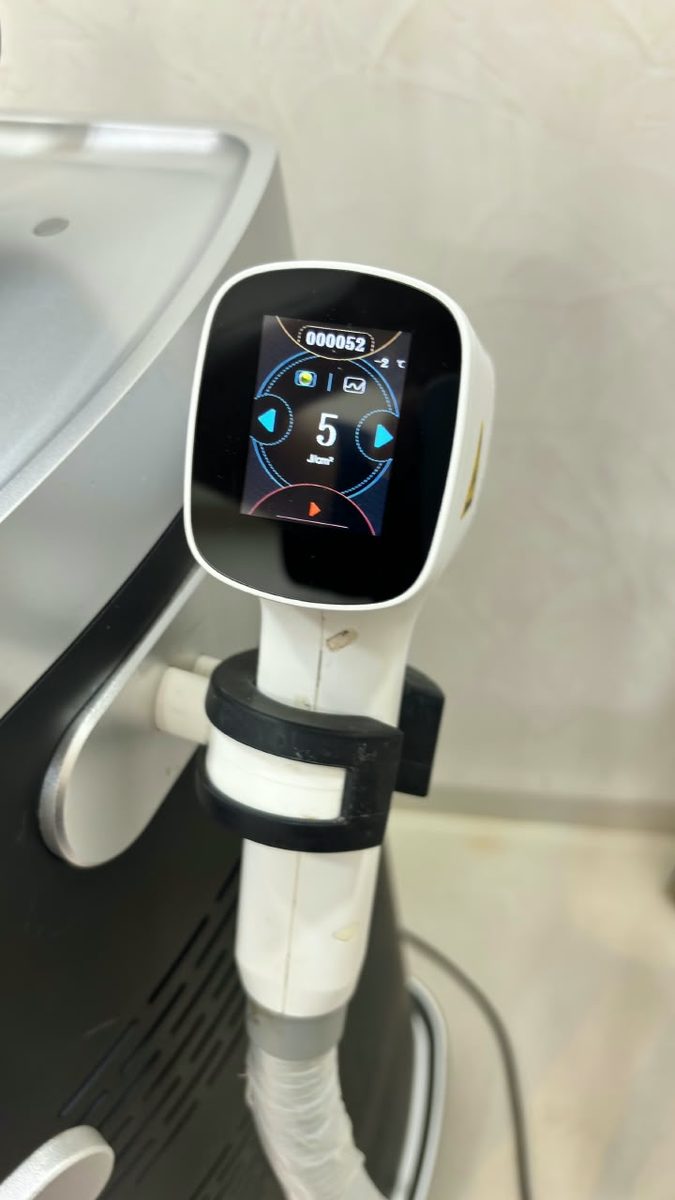 The handpiece display showing the cooling temperature and the energy setting in joules per square centimetre.